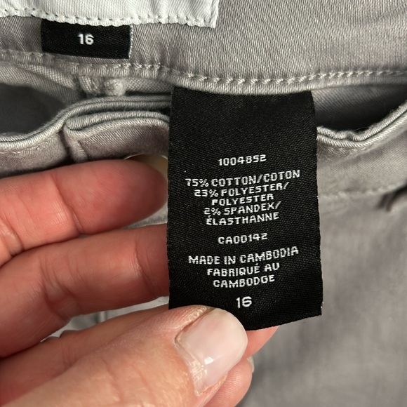 Ladies capris pants in grey by Nygard. Size 16. Perfect condition. - Picture 4 of 4